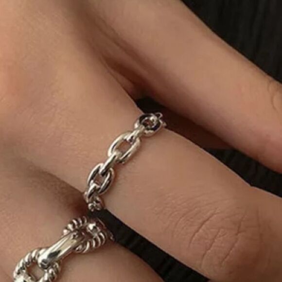 The Dainty Chain link Ring - Picture 5 of 6